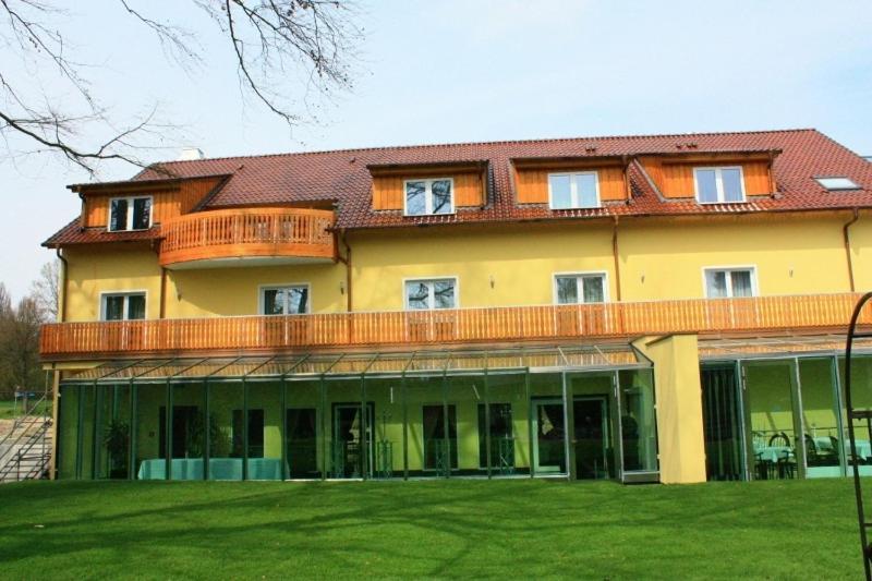 Отель Bayerisches Landhaus Билефельд Экстерьер фото
